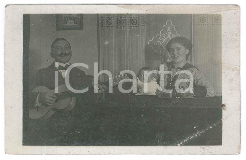 Fotografia d epoca originale 1917 KNITTELFELD AUSTRIA Suonatore di chitarra con la famiglia  Foto 14x9 cm 1