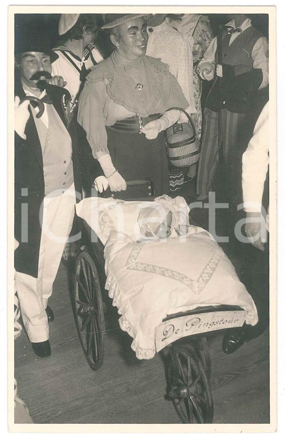 Fotografia d epoca originale 1935 ca GERMANIA  CARNEVALE  Uomo vestito da madre con passeggino Foto 1