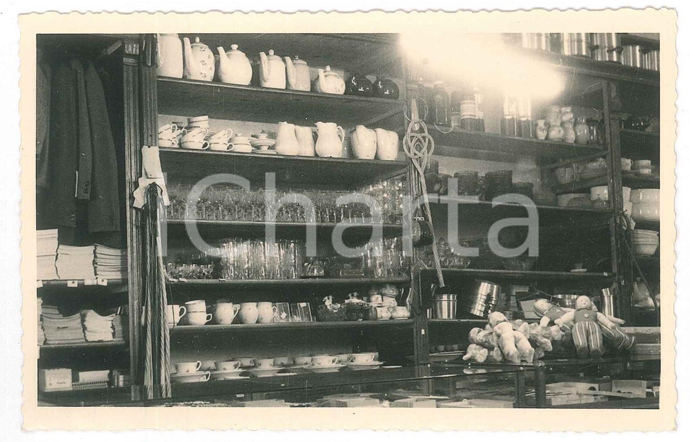 Fotografia d epoca originale 1935 ca GERMANIA  Interno di un magazzino di casalinghi Foto 14x9 cm 1