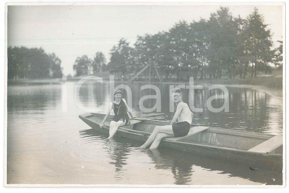 Fotografia d epoca originale 1935 ca GERMANIA Giovani bagnanti in barca al lago Foto COSTUME 14x9 cm 1