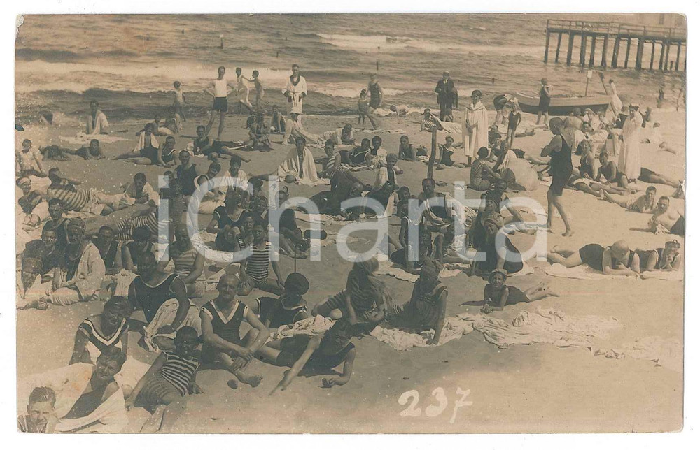 Fotografia d epoca originale 1920 ca GERMANIA Bagnanti su una spiaggia affollata Foto 14x9 cm 1