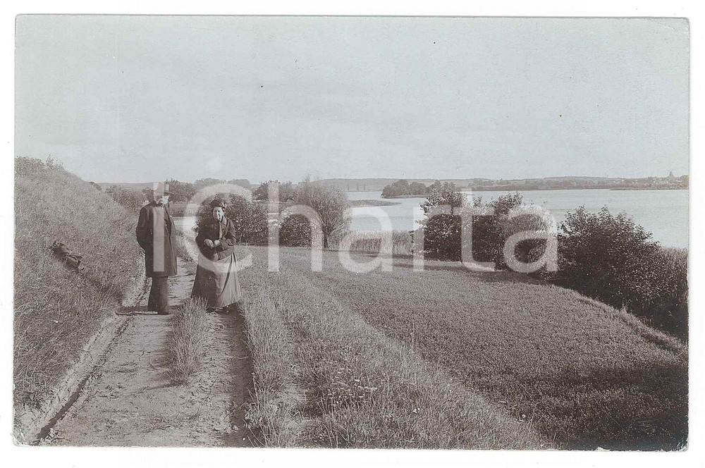 Fotografia d epoca originale 1906 FELDBERG GERMANY Coppia passeggia in riva al lago  Foto cartolina 14x9 1