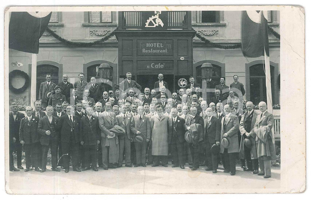 Fotografia d epoca originale 1935 ca ALTENBERG D Gruppo di uomini  Raduno davanti a un hotel Foto 14x9 1