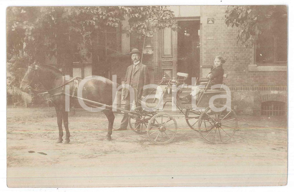 Fotografia d epoca originale 1915 ca COSTUME GERMANIA Bambina in calesse Foto anonima 14x9 cm 1