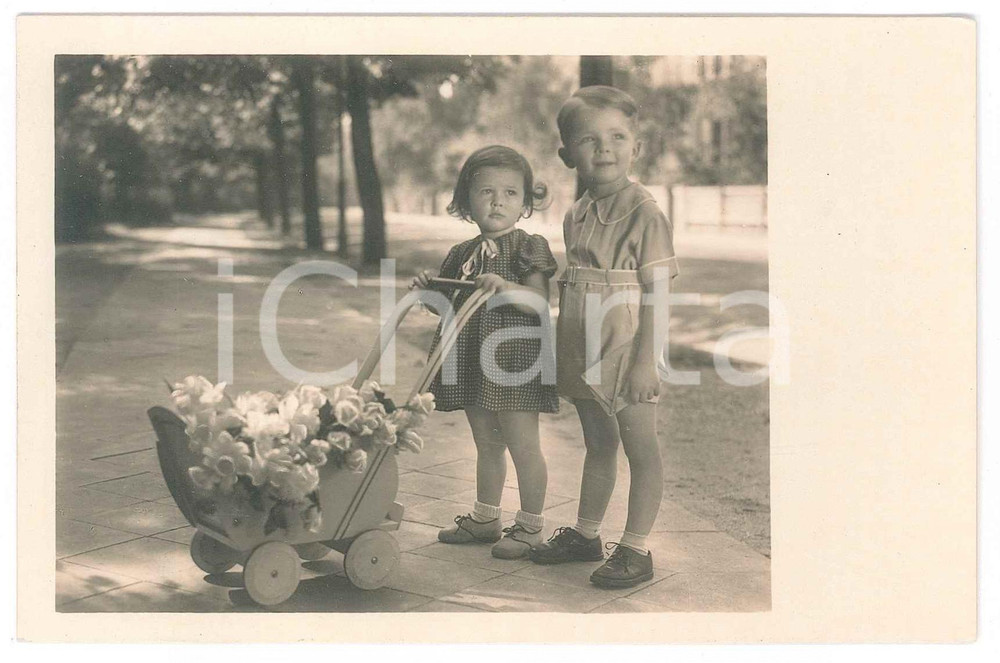 Fotografia d epoca originale 1935 ca BAMBINI  GERMANIA  Fratelli con carretto fiorito  Foto 14x9 cm 1
