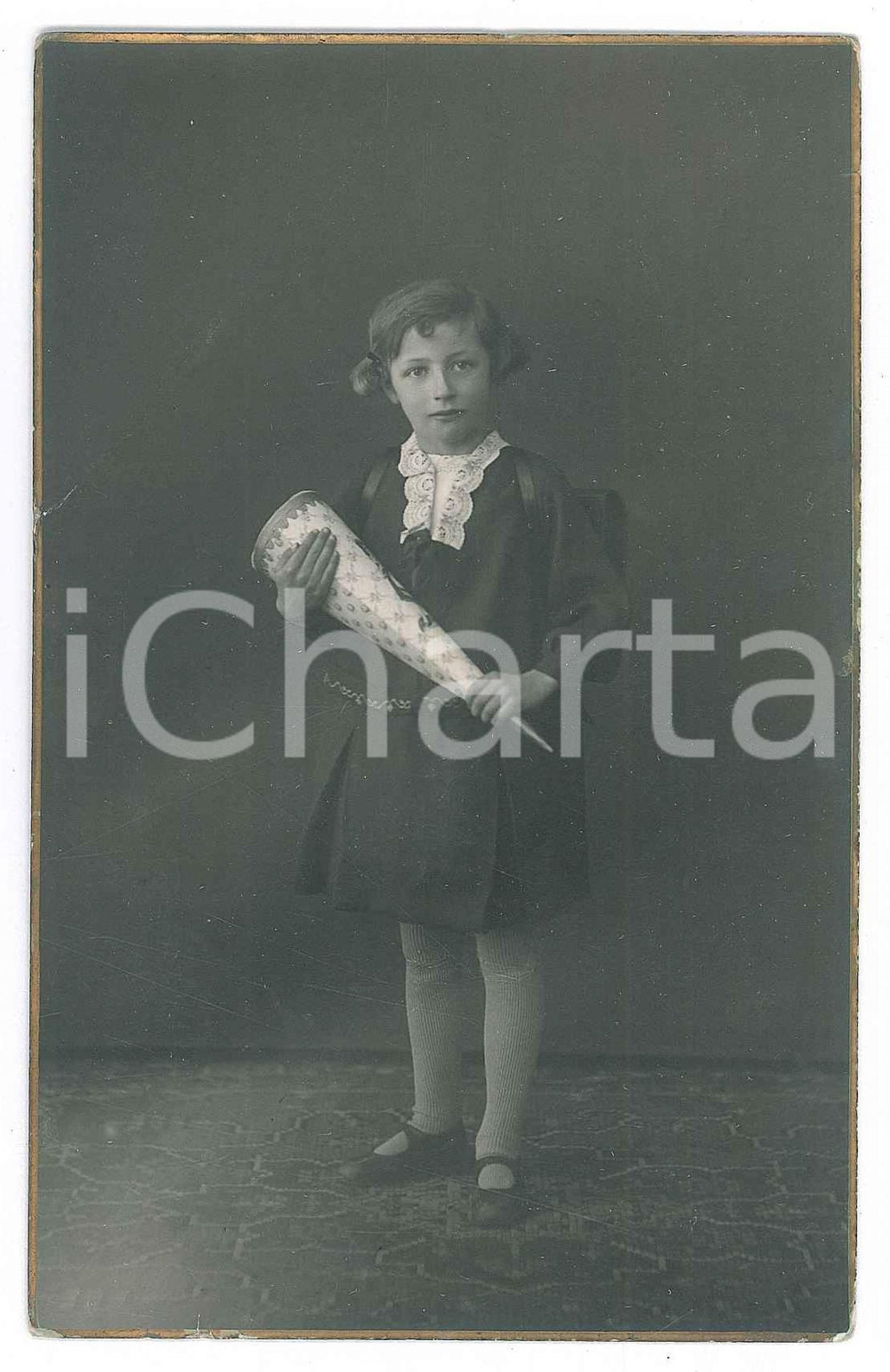 Fotografia d epoca originale 1920 ca GERMANIA Bambina con cappello di carta  Ritratto  Foto 9x14 cm 1