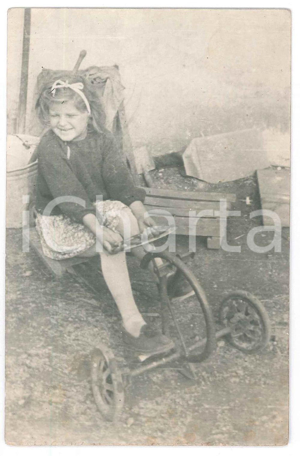 Fotografia d epoca originale 1940 ca GERMANIA Bambina gioca con un triciclo in campagna  Foto 9x14 cm 1