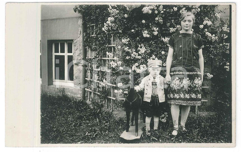 Fotografia d epoca originale 1930 ca BAMBINI  GERMANIA  Fratelli con cavallino giocattolo  Foto 14x9 cm 1