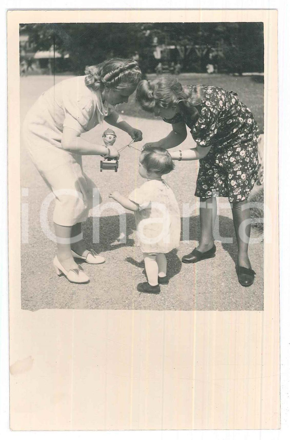 Fotografia d epoca originale 1935 ca GERMANIA Donne con bambina e carretto giocattolo  Foto 9x14 cm 1