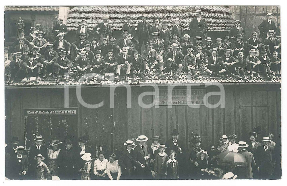 Fotografia d epoca originale 1910 ca FREIBURG  Stadttheater  Folla sul tetto in attesa Foto E. BAUMGARTNER 1