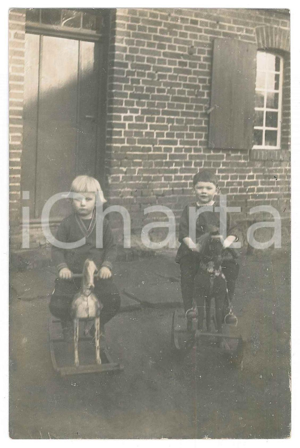 Fotografia d epoca originale 1925 ca GERMANIA Bambini sui loro cavalli a dondolo  Ritratto  Foto 9x14 cm 1
