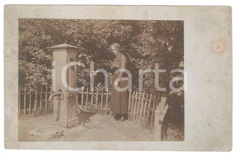 1917 GERMANIA Donna presso una pompa in giardino - Foto 14x9 cm