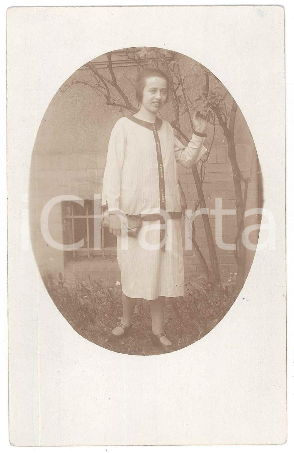 Fotografia d epoca originale 1926 GERMANIA Ragazza in cortile in abito bianco  Ritratto Foto 9x14 cm 1