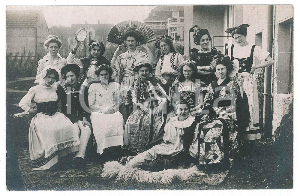 Fotografia d epoca originale 1925 ca HALBERSTADT D  CARNEVALE  Giovani donne in costume Foto 14x9 cm 1