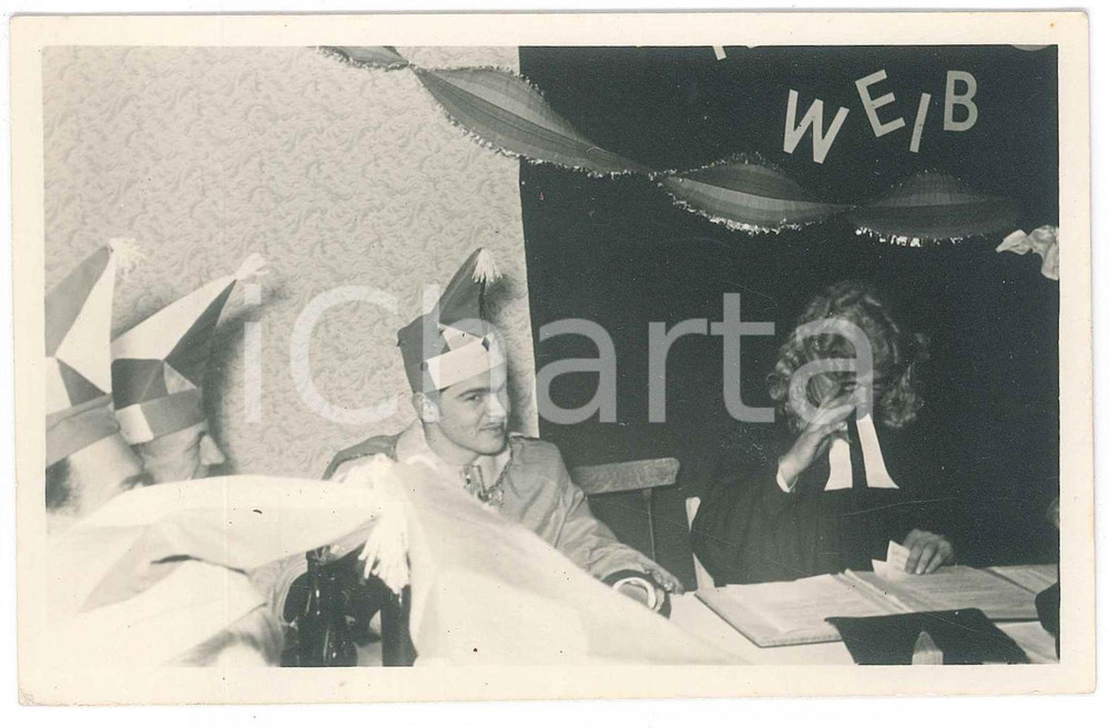 Fotografia d epoca originale 1935 ca GERMANIA  GOLIARDIA  Finto processo in tribunale 2 Foto 14x9 cm 1