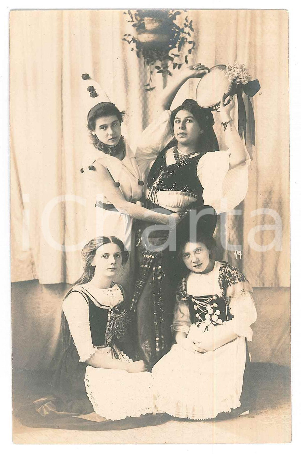 Fotografia d epoca originale 1925 ca HALBERSTADT D  CARNEVALE  Ragazze in costume 6 Foto 9x14 cm 1