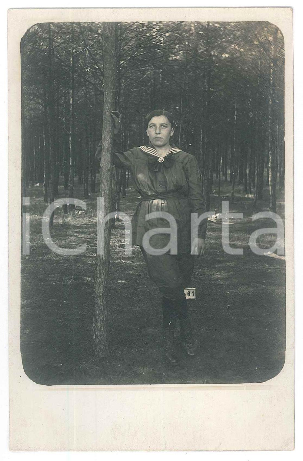 Fotografia d epoca originale 1925 ca MODA  GERMANIA Giovane collegiale in un bosco  Foto 9x14 cm 1