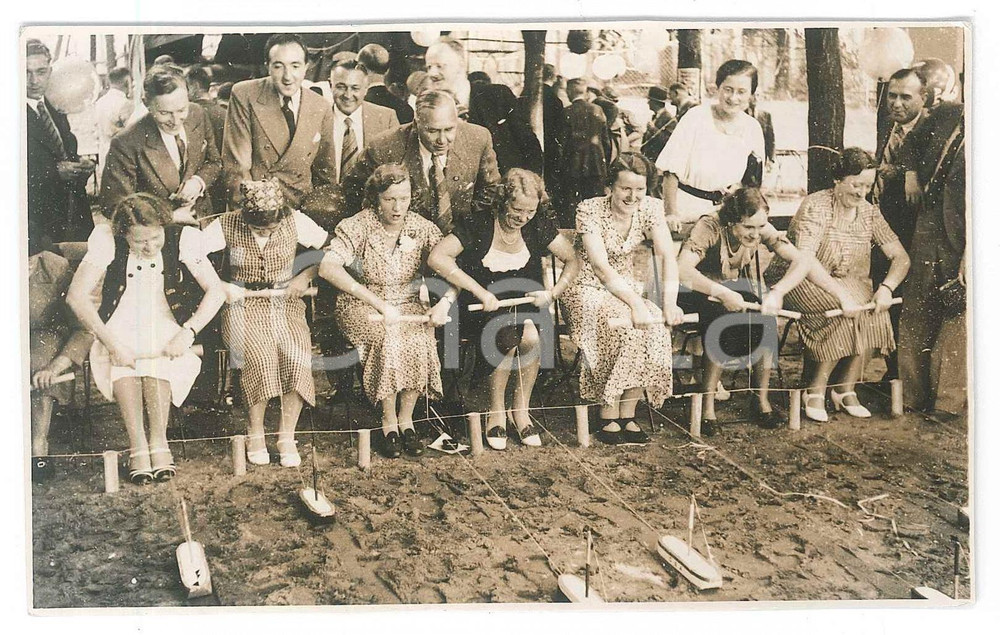 Fotografia d epoca originale 1930 ca GERMANIA  GIOCHI  Gara di barche giocattolo tra donne  Foto 14x9 cm 1