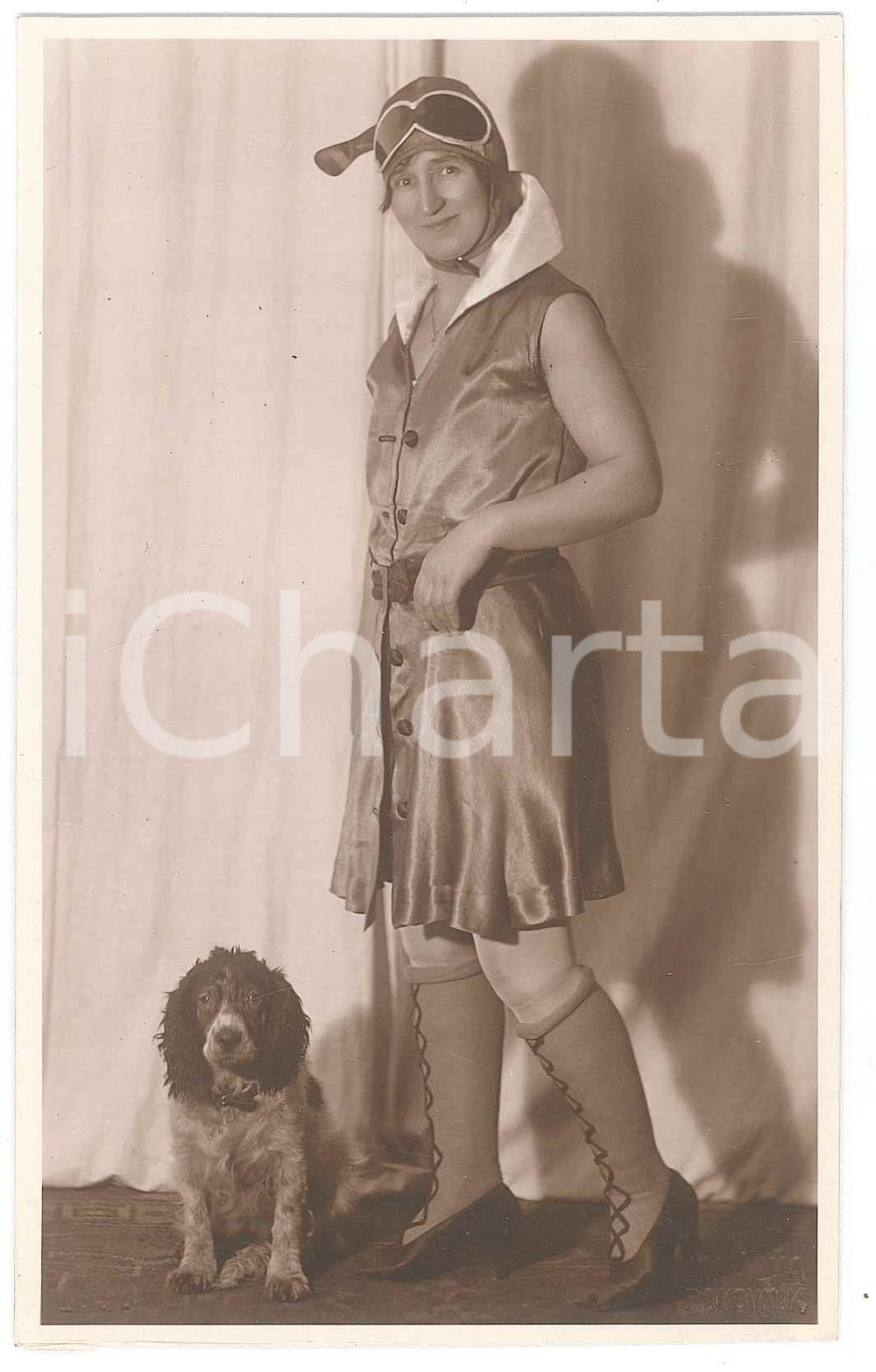 Fotografia d epoca originale 1930 RAKOVNIK CZ Donna in costume da aviatrice con il suo cane  Foto 9x14 cm 1
