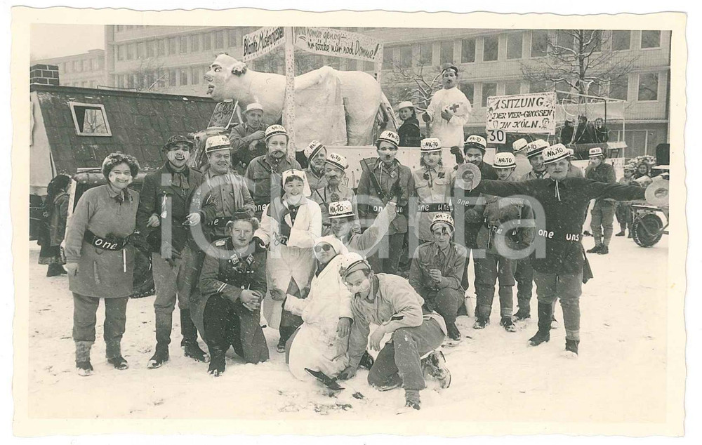 Fotografia d epoca originale 1950 ca KOLN GERMANY CARNEVALE  Gruppo in costume  NATO Foto 14x9 cm 1