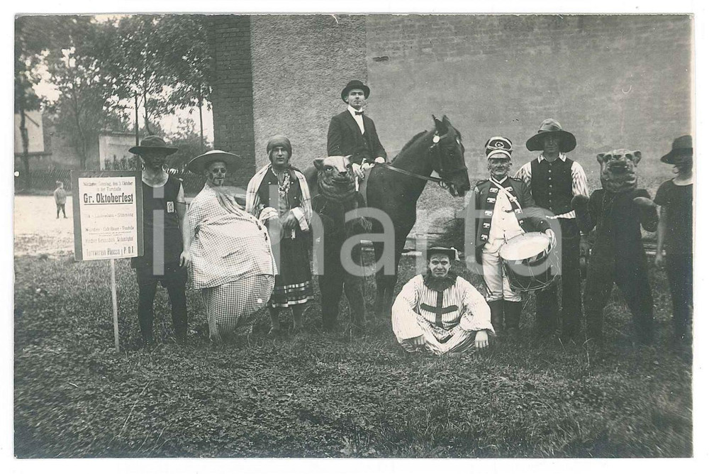 Fotografia d epoca originale 1910 ca PLEISSA GERMANY Oktoberfest  Gruppo in costume Foto 14x9 cm 1