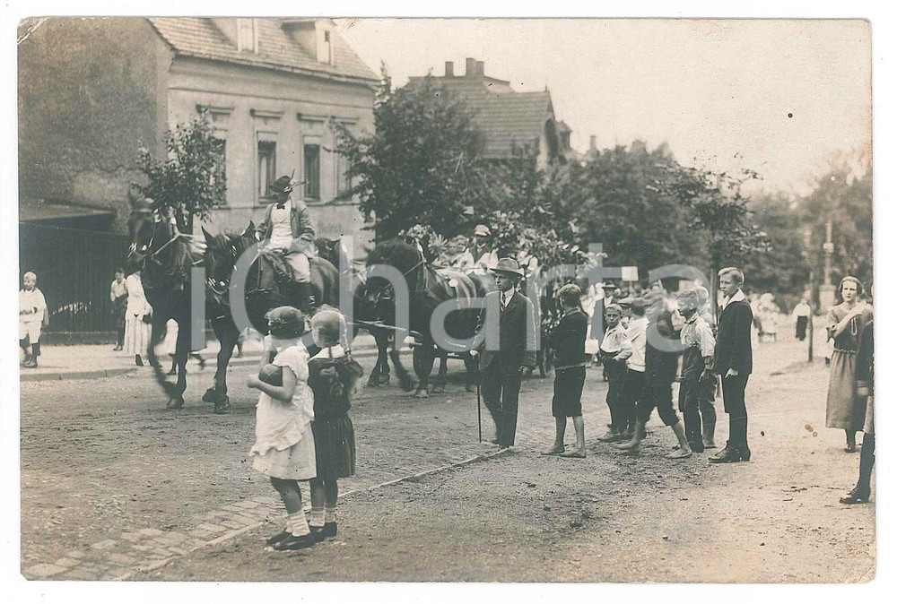 Fotografia d epoca originale 1920 ca FOLKLORE GERMANIA  HOHENSTEINERNSTTHAL  Passaggio carro fiorito Foto 1