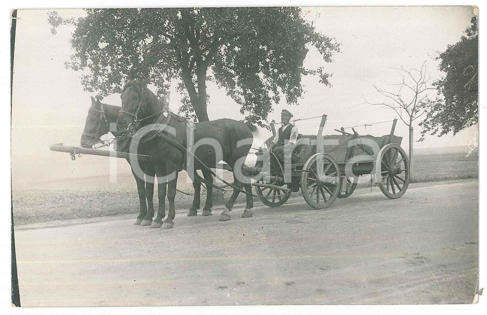 Fotografia d epoca originale 1920 ca COSTUME  GERMANIA  Passaggio di un calesse Foto 14x9 cm 1
