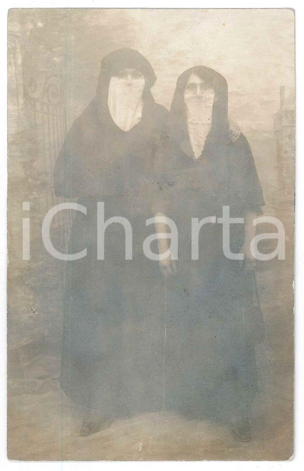 Fotografia d epoca originale 1914 CAIRO EGYPT Two German women in local dresses Photo 9x14 cm 1