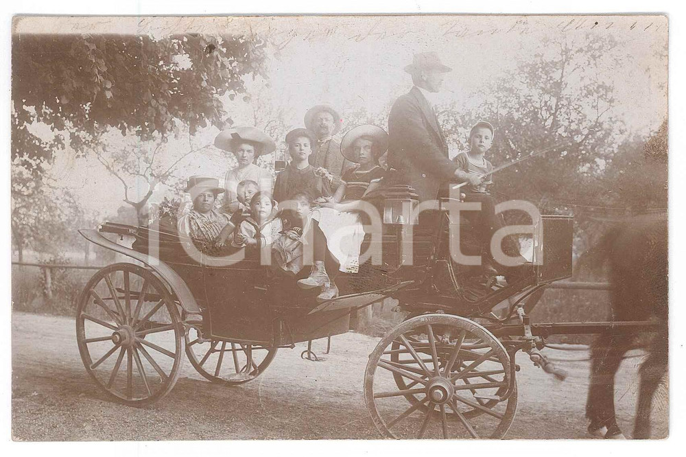 Fotografia d epoca originale 1910 AUSTRIA  Ritratto di gruppo in carrozza  Foto COSTUME anonima 14x9 cm 1