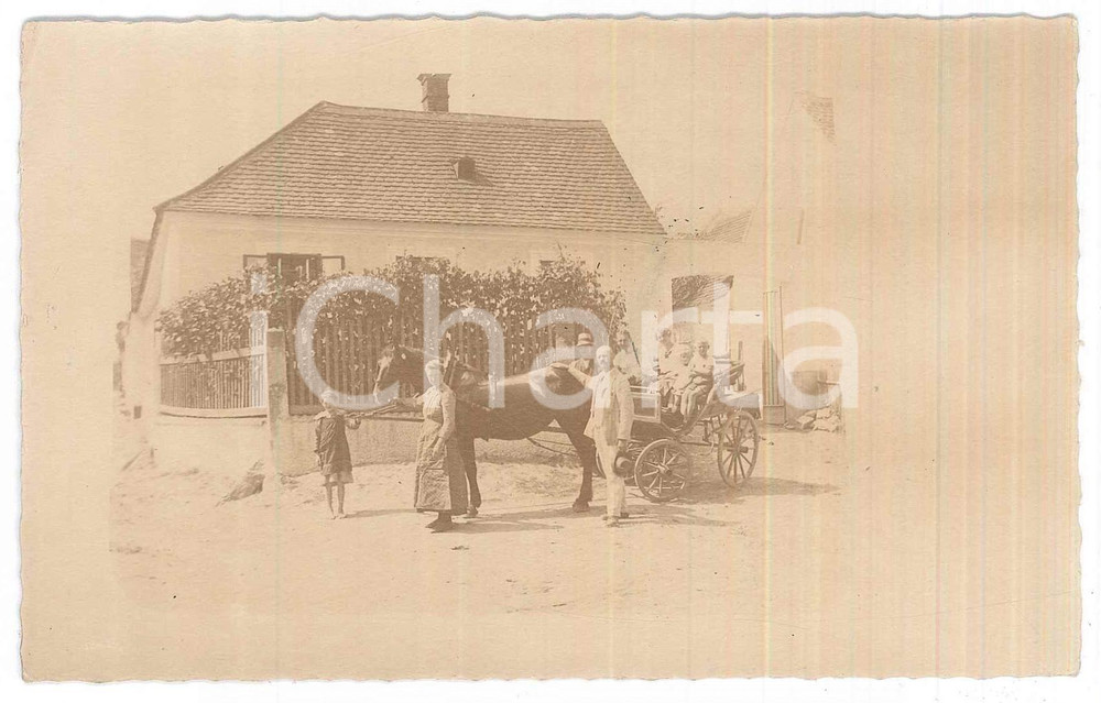 Fotografia d epoca originale 1915 ca GERMANIA  Famiglia in calesse davanti a casa Foto COSTUME 14x9 cm 1