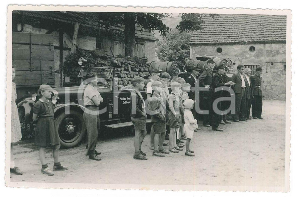 Fotografia d epoca originale 1953 Area di DRESDA  Gruppo in attesa presso automobile Foto 14x9 cm 1