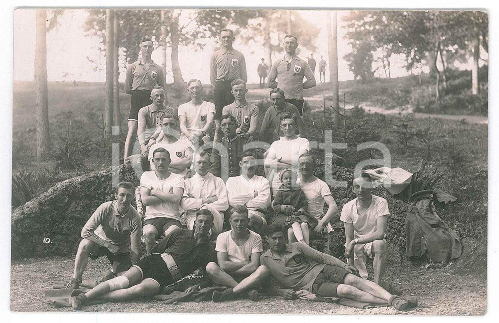 Fotografia d epoca originale 1925 ca SPORT  BAD LANGENSALZA GERMANY  Squadra in un bosco Foto 14x9 1