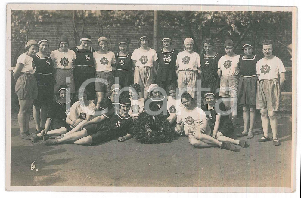 Fotografia d epoca originale 1925 ca SPORT GINNASTICA  DRESDA GERMANIA  Squadra femminile  Foto 14x9 cm 1