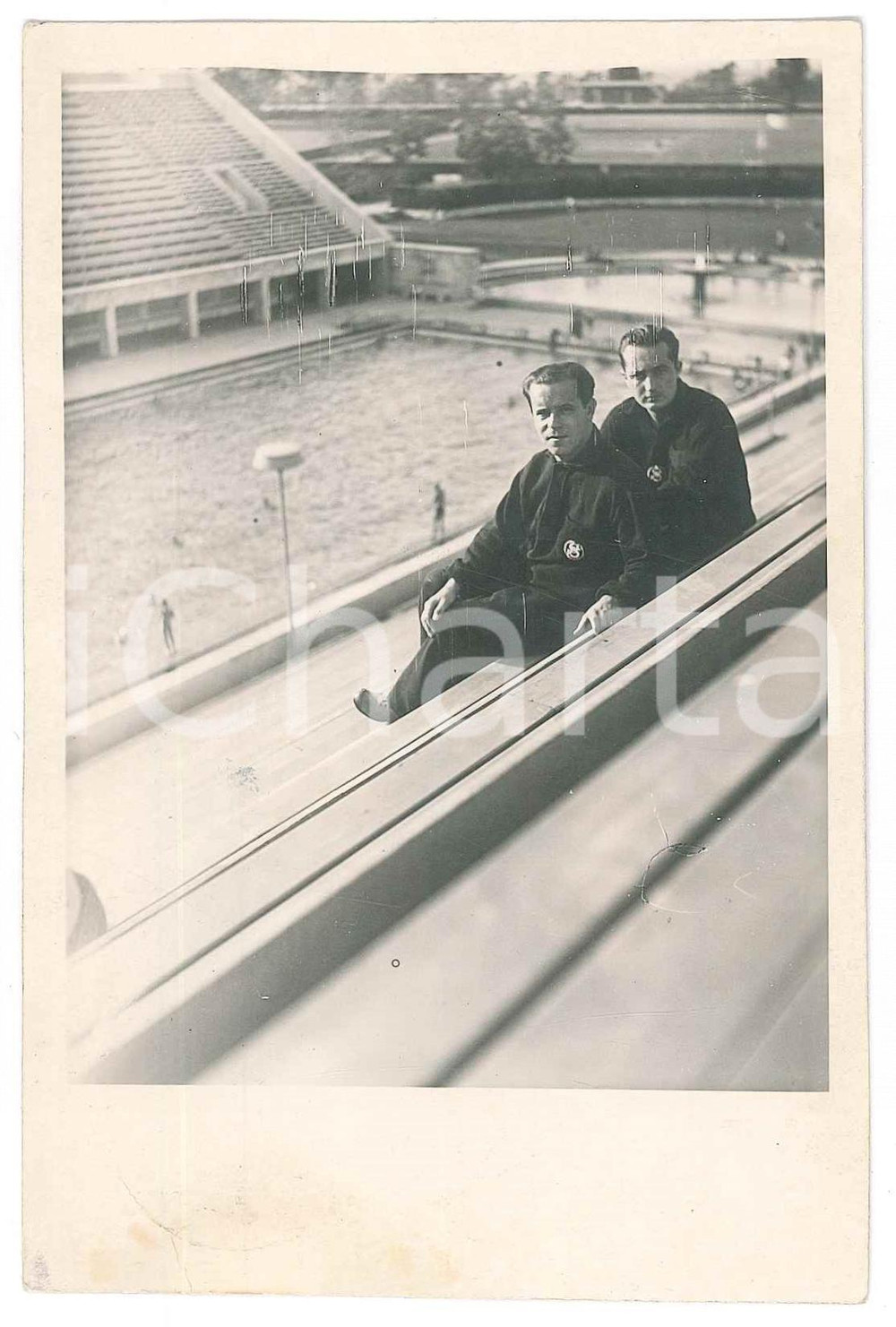 Fotografia d epoca originale 1937 BERLIN Atleti presso un impianto sportivo con piscina Foto 9x14 cm 1