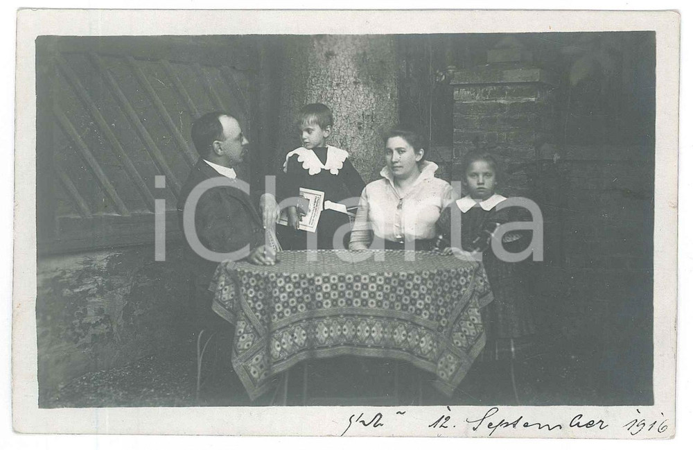 Fotografia d epoca originale 1916 GERMANIA Ritratto di famiglia seduta a un tavolo Foto 14x9 cm 1