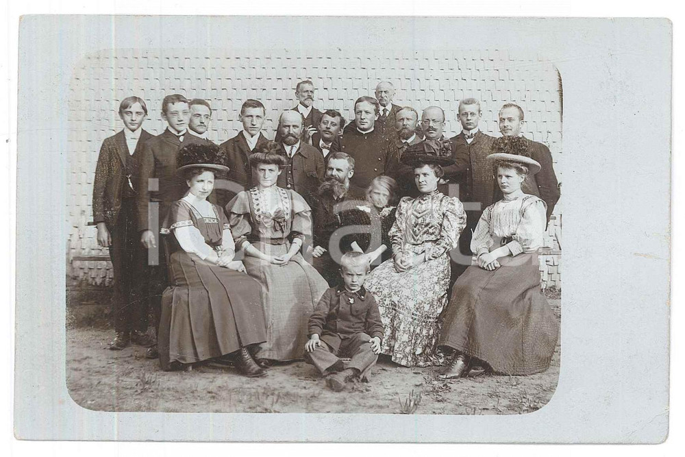 Fotografia d epoca originale 1909 JAKOBSTHAL D Ritratto di famiglia in un cortile Foto cartolina 14x9 cm 1