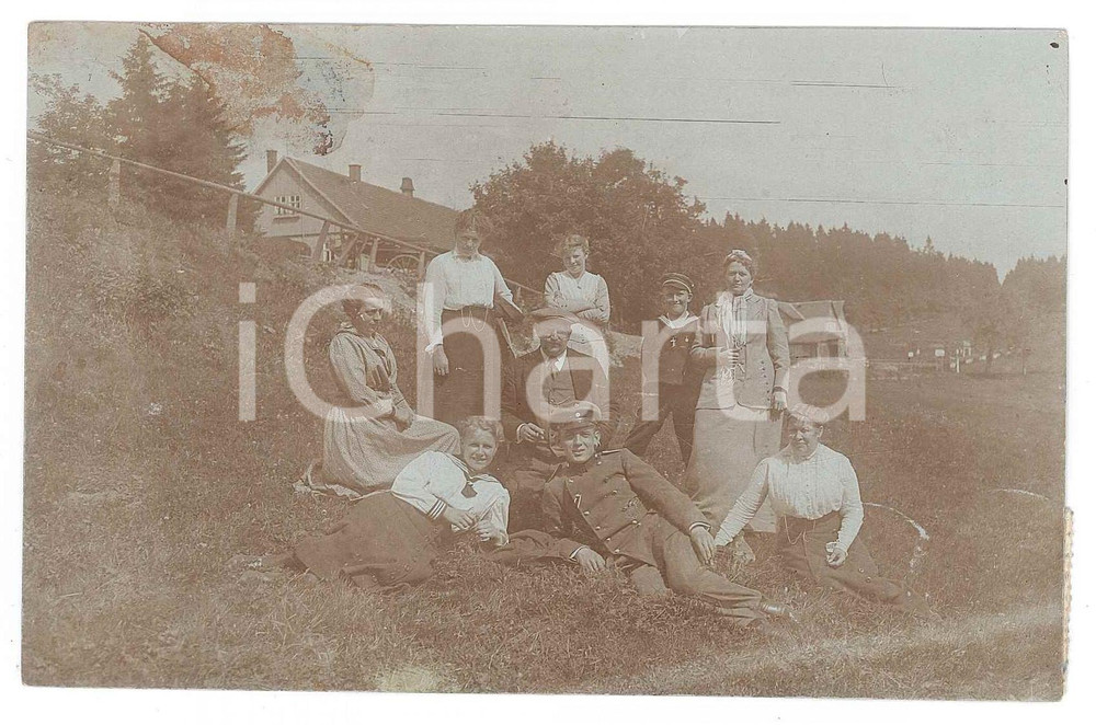 Fotografia d epoca originale 1916 Area di BERLINO Ritratto di famiglia su un prato Foto 14x9 cm 1