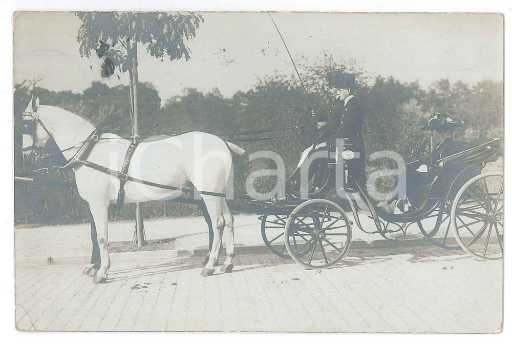 Fotografia d epoca originale 1912 DUSSELDORF D Calesse con donna e due cocchieri Foto 14x9 cm 1