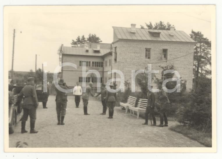 Fotografia d epoca originale 1940ca WW2 VARSAVIA dintorni Ufficiali tedeschi a rapporto  REAL PHOTO cm 9X6 1
