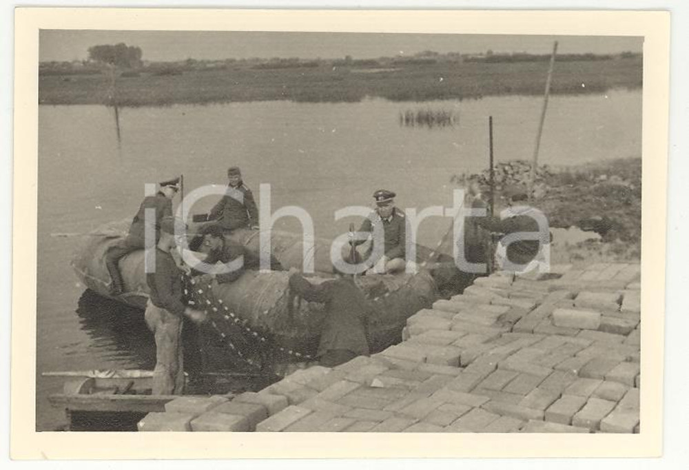 Fotografia d epoca originale 1941ca WW2  BIELORUSSIA Soldati tedeschi sul fiume BERESiNA REAL PHOTO cm 9 X 6 1