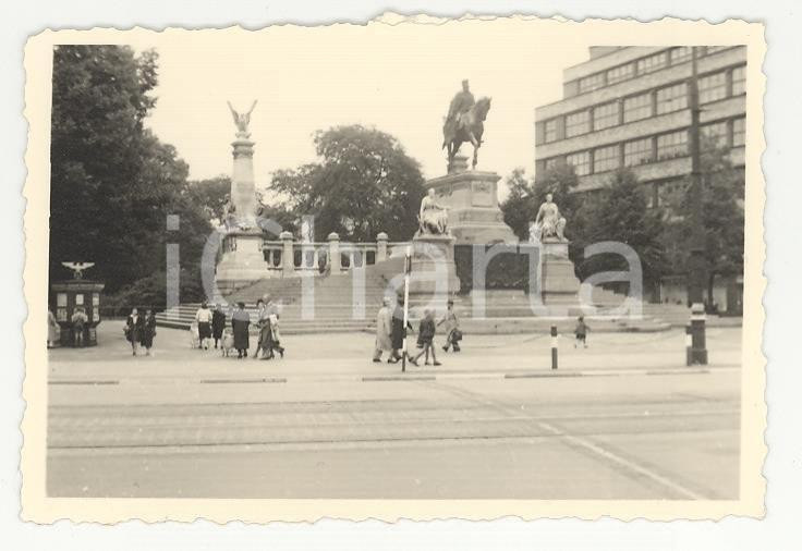 Fotografia d epoca originale 1940 WW2 BRESLAU Monumento Guglielmo I con edicola nazista REAL PHOTO cm 9X6 1