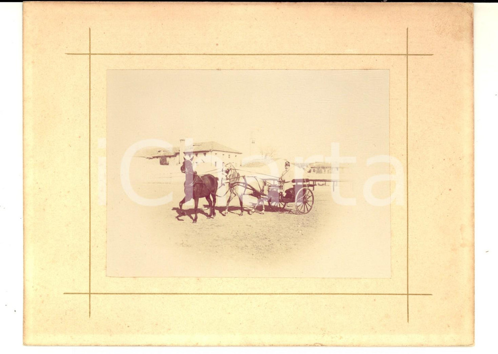 Fotografia d epoca originale 1900 ca SACILE PN Ufficiale di cavalleria con calessino a due  Foto POLETTI 1