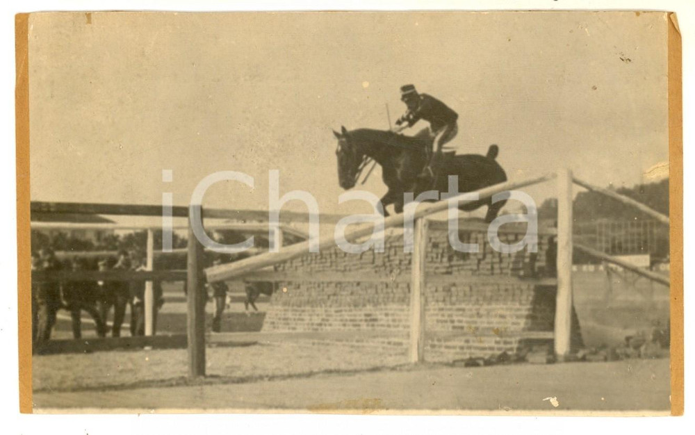 Fotografia d epoca originale 1900 ca TORINO ? IPPICA Cavallo durante il salto di un ostacolo  Foto 17x10 1