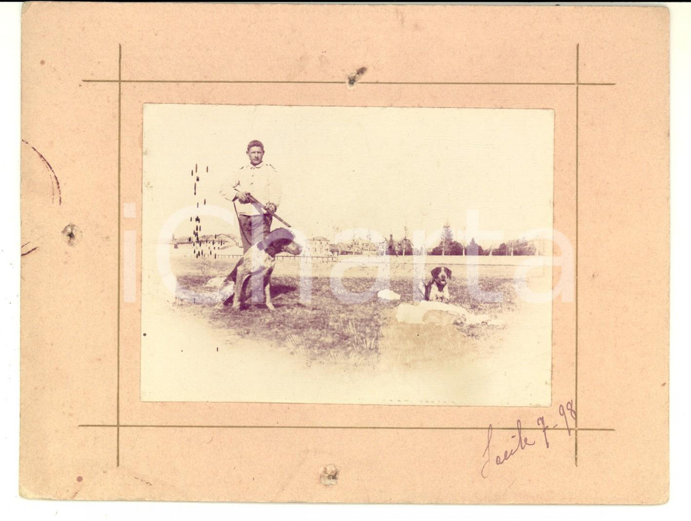 Fotografia d epoca originale 1898 SACILE PN Ritratto di un ufficiale con i suoi cani da caccia  Foto 18x13 1
