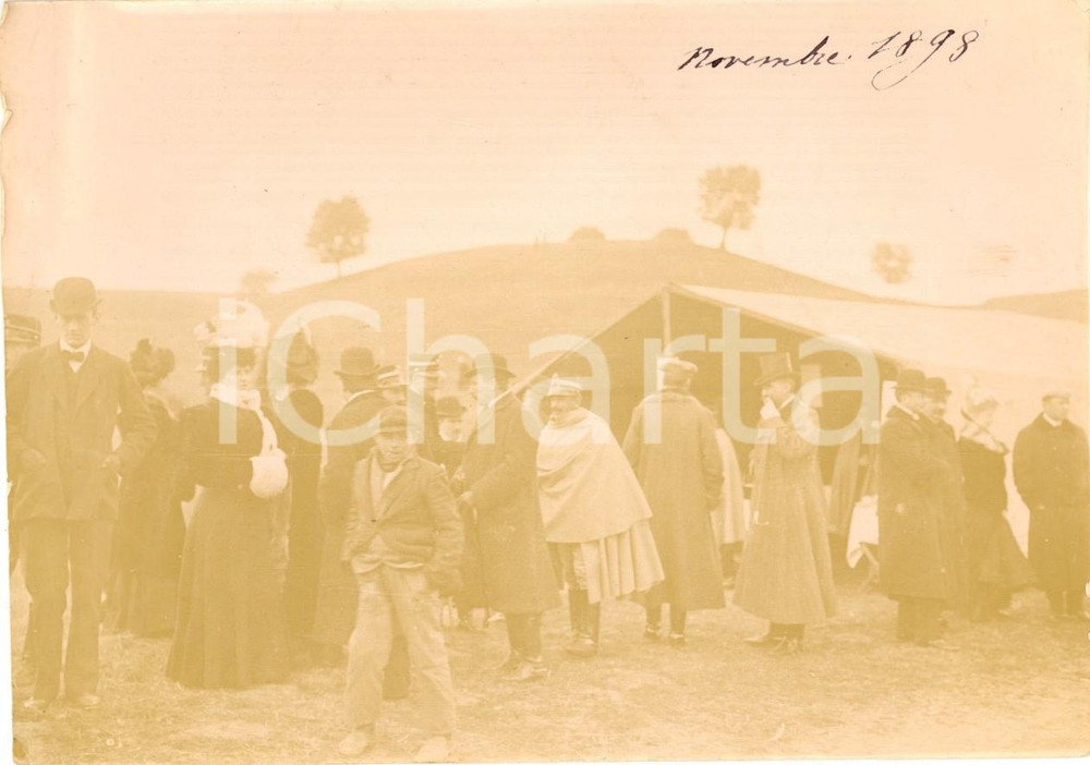 Fotografia d epoca originale 1898 AREA DI ROMA Gara IPPICA Ufficiali e borghesi al rinfresco Foto 16x11 1