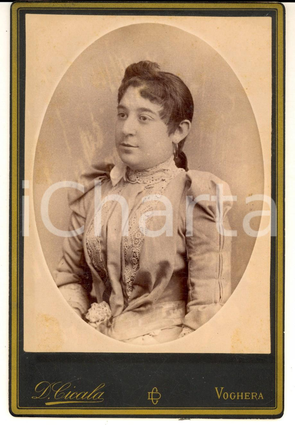 Fotografia d epoca originale 1880 ca VOGHERA Ritratto di giovane donna in abito ricamato Foto Davide CICALA 1