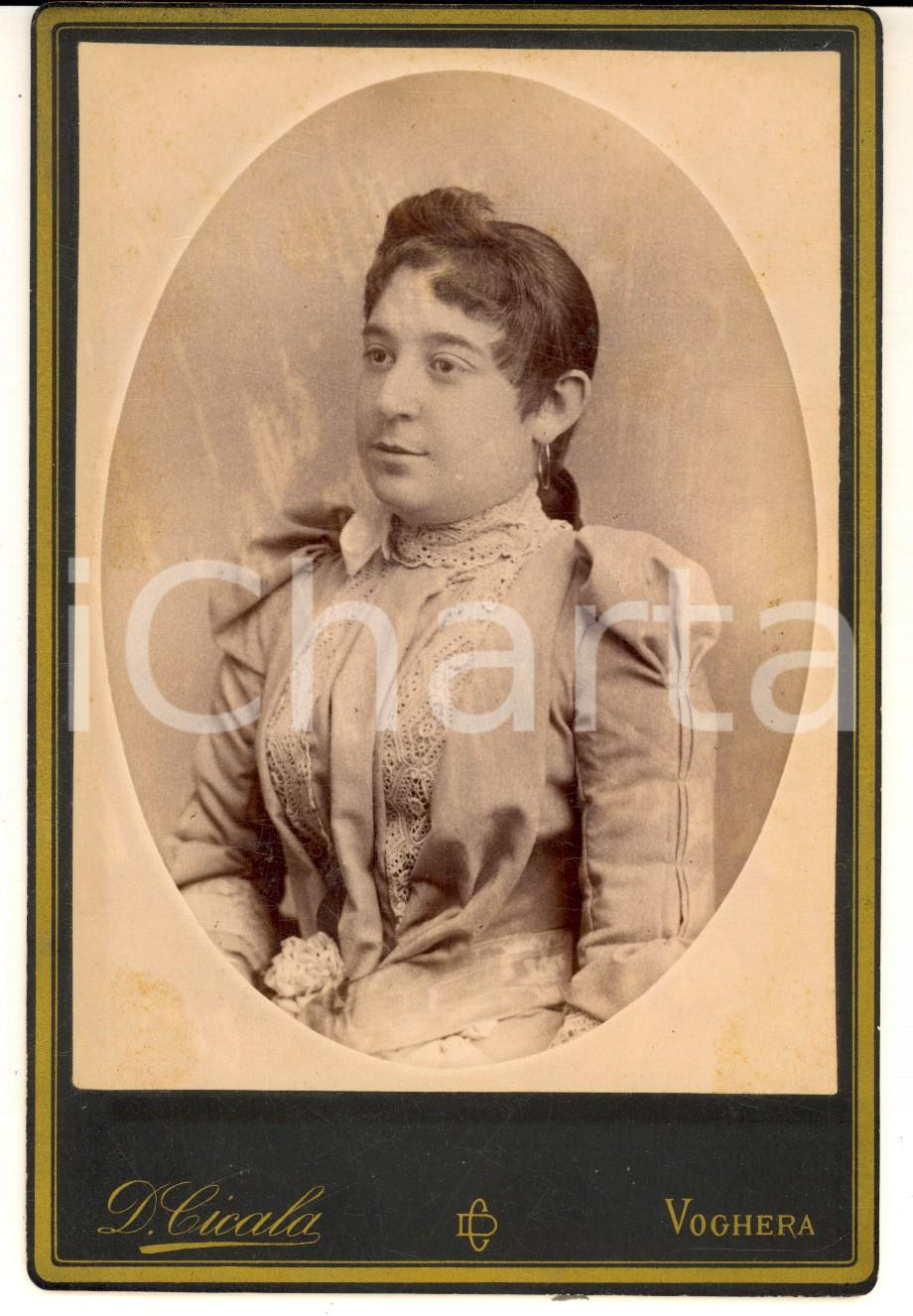 Fotografia d epoca originale 1880 ca VOGHERA Ritratto di giovane donna in abito ricamato Foto Davide CICALA 1
