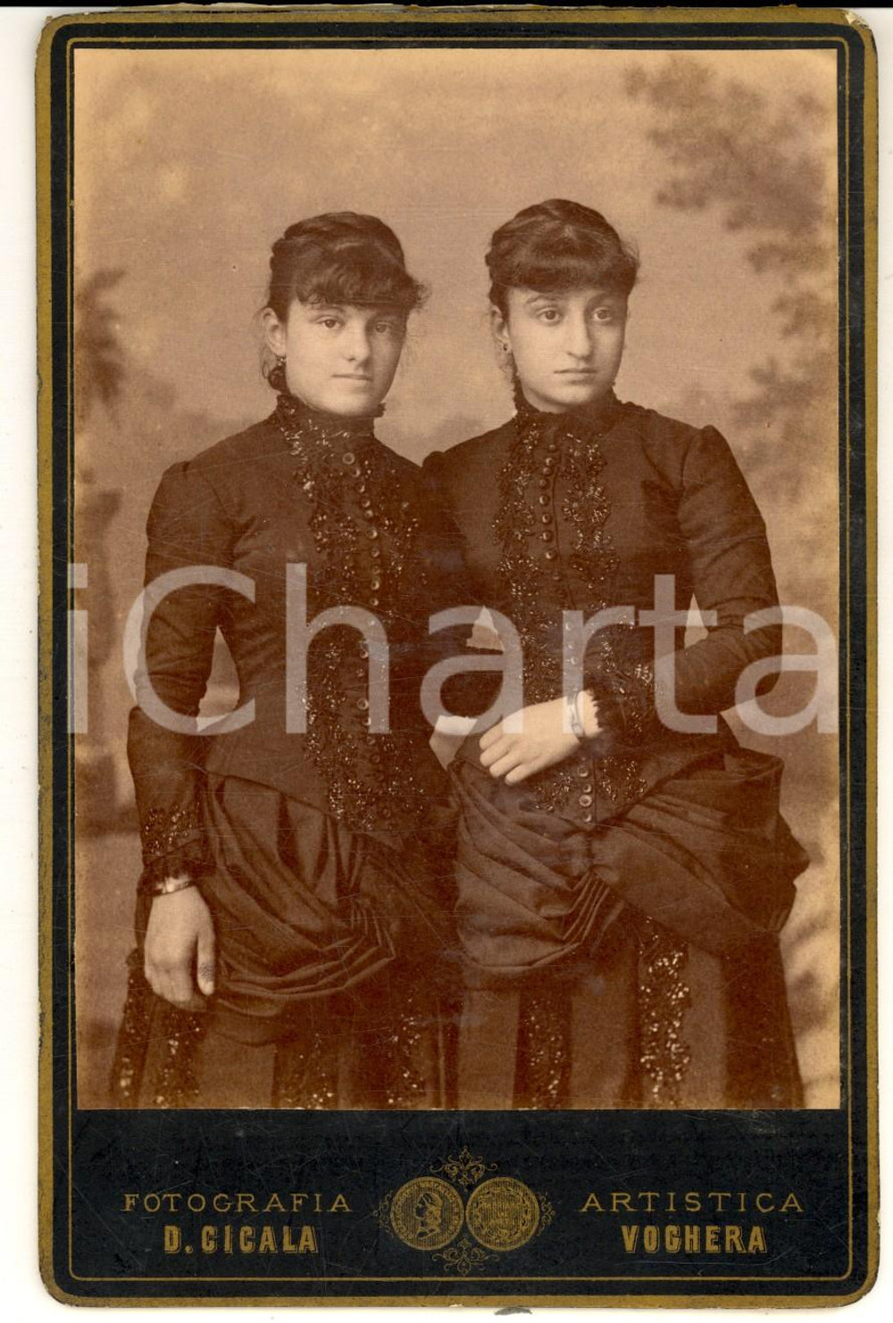 Fotografia d epoca originale 1880 ca VOGHERA Ritratto di due sorelle con lo stesso abito  Foto Davide CICALA 1