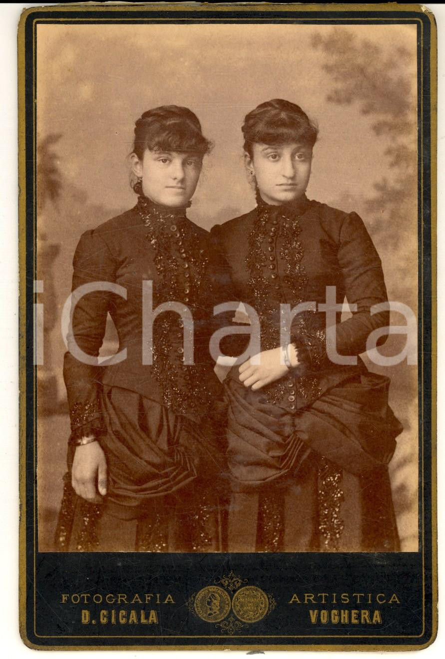 Fotografia d epoca originale 1880 ca VOGHERA Ritratto di due sorelle con lo stesso abito  Foto Davide CICALA 1