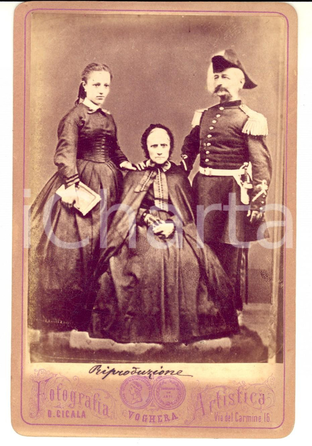 Fotografia d epoca originale 1870 ca VOGHERA Ritratto di ufficiale di cavalleria con la famiglia Foto CICALA 1